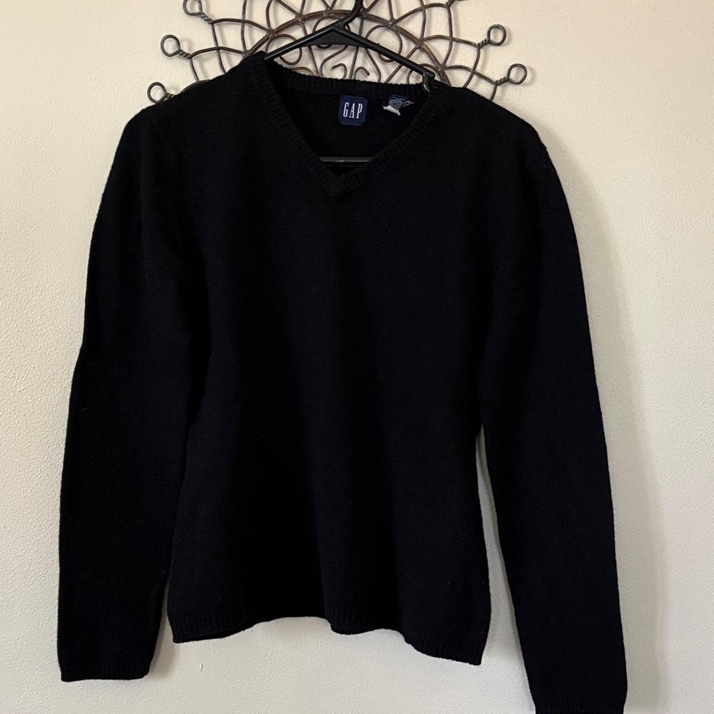 GAP Women's Black V-Neck Sweater